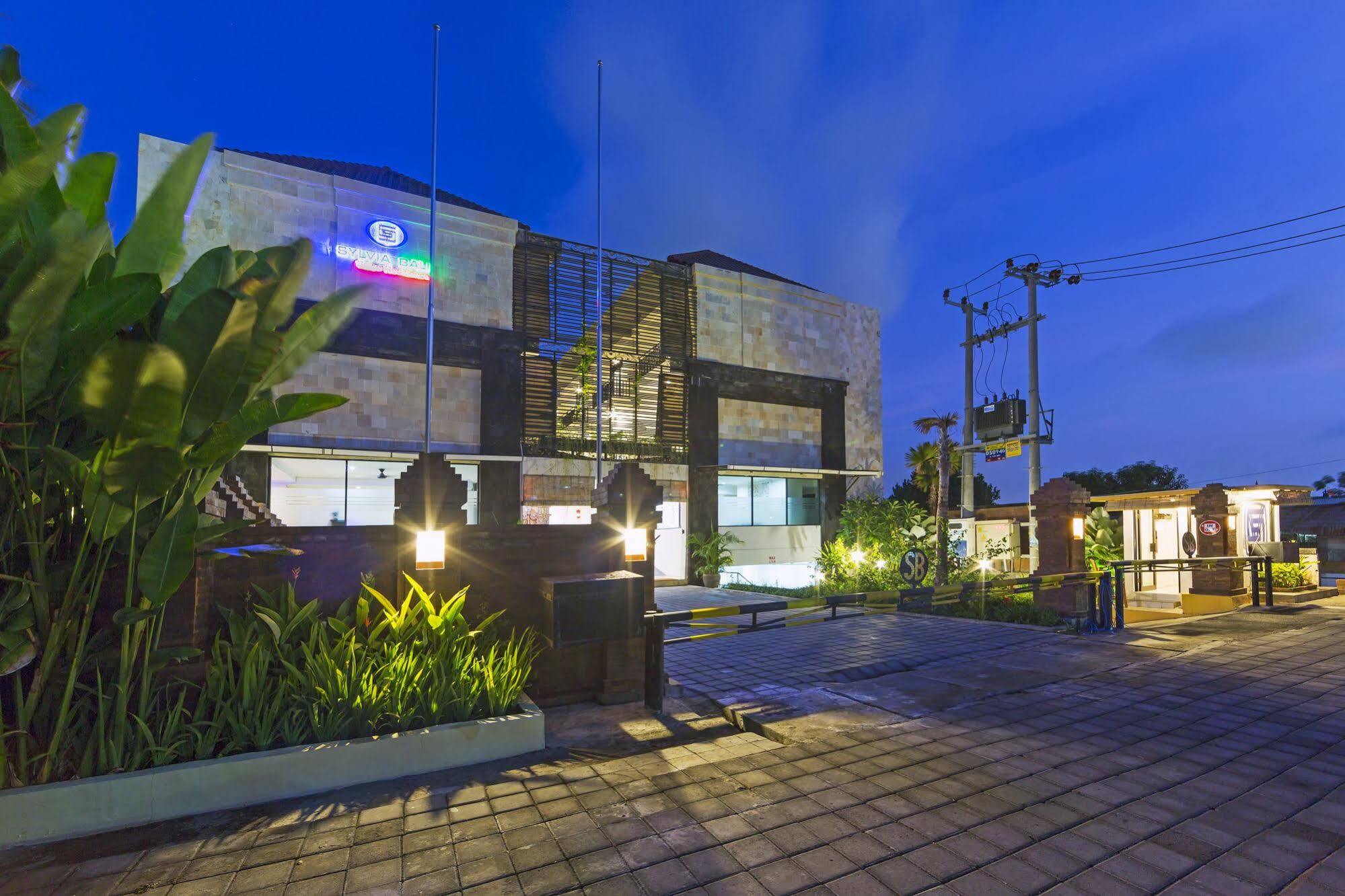 Reddoorz Plus Near Mall Bali Galeria 2 Denpasar Exterior foto